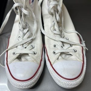 Size 9 white Chuck Taylor converse. In very good condition. Worn a few times
